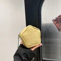 Borsa a tracolla giallo pallido a forma di stella con trapuntatura e catena d'argento - Taglia unica / Giallo