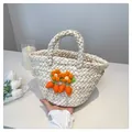 Borsa in paglia bianco crema con fiori all'uncinetto arancioni e ciondoli a bacca - Taglia unica / Arancione