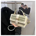 Minimalistische stro geweven crossbody tas met groen contrast en gouden gesp - Groen