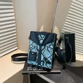 Borsa a tracolla box pitonata blu e nera con design creativo a forma di abito - Taglia unica / Blu