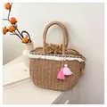 Dettaglio borsa in paglia con nastro geometrico, nappe bianche e fodera con coulisse - Taglia unica / Cachi