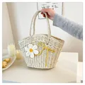 Strohtasche in Beige mit weißen Gänseblümchen und gelber Schleife für den Sommer - Einheitsgröße / Gebrochenes Weiß