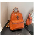 Zaino arancione in pelle martellata con borchie argentate e dettaglio croce metallica - Taglia unica / Marrone
