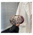 Pochette ovale con stampa a serpente, chiusura a fiocco dorata e catena viola e bianca - Taglia unica / Viola