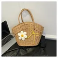 Stroh-Tragetasche mit weißer Häkelblume und gelber Schleife für sommerlichen Strandlook - Einheitsgröße / Khaki