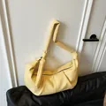 Bolso bandolera croissant amarillo pálido con correa anudada y textura de cuero plisado - Amarillo