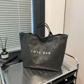 Große dunkelgraue Tragetasche aus Dupont-Papier mit TOTE BAG-Aufdruck und Falten - Einheitsgröße / Schwarz