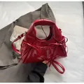 Κόκκινη λουστρίνι τσάντα με φιόγκους και ρυθμιζόμενο λουράκι σε κομψό στυλ - Ένα μέγεθος / Μπορντό