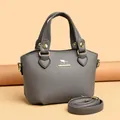 Sac à main en cuir grainé gris avec détails dorés et bandoulière réglable - Gris