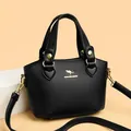 Sac à main noir à grain litchi avec logo en métal doré et bandoulière réglable pratique - Noir