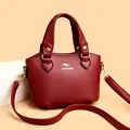 Sac bandoulière femme en similicuir rouge foncé avec détails dorés et texture grainée - Rouge