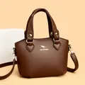 Sac à main marron pour femme en cuir grainé avec emblème de kangourou doré et bandoulière - Brun Jaune