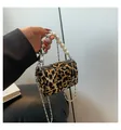 Dettaglio borsa leopardata con manico di perle e ciondoli a forma di cuore - Taglia unica / Giallo