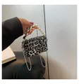 Dettaglio mini borsa leopardata con manico di perle e chiusura a cuore in metallo argento - Taglia unica / Grigio