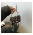 Dettaglio della borsa a tracolla leopardata con manico di perle e tracolla a catena - Taglia unica / Marrone