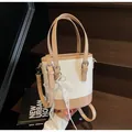 Detail der cremefarbenen Beuteltasche mit Schuppentextur, Spitzenbogen und Perlen - Mit Anhänger / Gebrochenes Weiß
