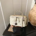 Κρεμ καπιτονέ τσάντα χιαστί με κρύσταλλα και αλυσίδα με γούρι καμέλια - Λευκό
