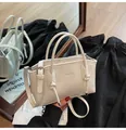 Bolso shopper minimalista de cuero blanco crema con asa trenzada y herrajes plateados - Blanco