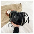 Glanzende zwarte bucket bag met zilveren kettingriem en merklogo-detail - Zwart