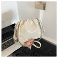 Sac bandoulière chic crème blanc plissé style nuage avec chaîne argentée et cuir - Blanc