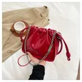 Chique rode geplooide cloud bag met zilveren metalen ketting en dun koord - Rood