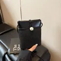 Mini bolso bandolera tejido negro con solapa de cuero y cierre de perla grande - Talla única / Negro