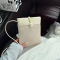 Bolso bandolera de paja trenzada en color crema con detalle de botón de perla grande - Talla única / Blanco Roto