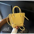 Μεγάλη κίτρινη δερμάτινη τσάντα bucket με μεταλλικούς κρίκους και λουρί χιαστί ώμου - Ένα μέγεθος / Κίτρινο