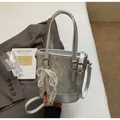 Silberne Bucket-Bag mit Schlangenmuster, Perlenspitzenschleife und Umhängeriemen - Mit Anhänger / Silber
