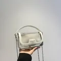 Λευκή διάφανη τσάντα jelly με λεπτομέρειες από δέρμα PU και ασημένια αλυσίδα - Λευκό