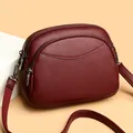 Borsa a tracolla rotonda bordeaux in PU con cerniera a strati e pelle martellata - Taglia unica / Fucsia