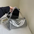 Silberne Metallic-Kissentasche aus weichem Leder mit breitem Schultergurt in Lifestyle-Optik - Silber