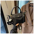 Minimalistische zwarte nylon crossbodytas met lederen biezen en een hanger - Eén maat / Zwart