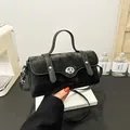 Sac bandoulière vintage noir avec fermoir rotatif argenté et finition mate de qualité - Noir