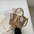 Sac seau chic en cuir beige avec foulard en soie et fermoir rotatif doré élégant - Kaki