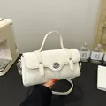 Petit sac carré blanc crème en texture suédée avec fermoir rotatif argenté élégant - Blanc Cassé