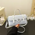 Petit sac carré bleu brumeux avec finition mate et fermoir rotatif métallique élégant - Bleu