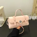 Sac bandoulière élégant rose clair en suédine avec fermoir rotatif métallique - Rose
