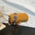 Schicke senfgelbe Zylindertasche mit modischem breitem Schultergurt im Leoprint - Gelb