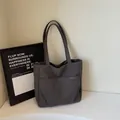 Bolso tote minimalista de lona gris carbón con bolsillo frontal y asas largas - Talla única / Negro