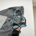 Mini-Handtasche aus PVC mit Zebramuster, silberner Kette und praktischen Tragegriffen - Blau