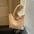 Bolso tote minimalista de lona beige con bolsillo frontal grande para uso diario - Talla única / Caqui