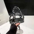 Mini-Handtasche aus transparentem PVC mit Zebramuster und silberner Kette - Zebraprint