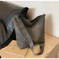 Retro-Tote-Bag in Anthrazit mit buntem Bohème-Jacquard-Schultergurt im Vintage-Stil - Einheitsgröße / Grau