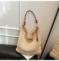 Detalle del bolso tote de punto calado con asas de cuero marrón y cuentas de madera - Grande / Caqui
