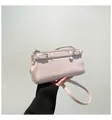 Minimalistische hellrosa Umhängetasche mit Silberschnalle und Fashion-Schriftzug - Rosa