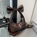 Dunkelbraune glänzende Schultertasche mit großer Schleife und Silbernieten - Einheitsgröße / Kaffeebraun
