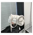 Sac bandoulière crème rétro avec rivets argentés et grande boucle au style Y2K - Blanc