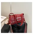 Sac à bandoulière rouge brillant punk vintage avec clous argentés et boucles - Rouge