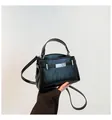 Detailopname van zwarte glanzende leren handtas met zilveren metalen accenten en handvat - Eén maat / Zwart